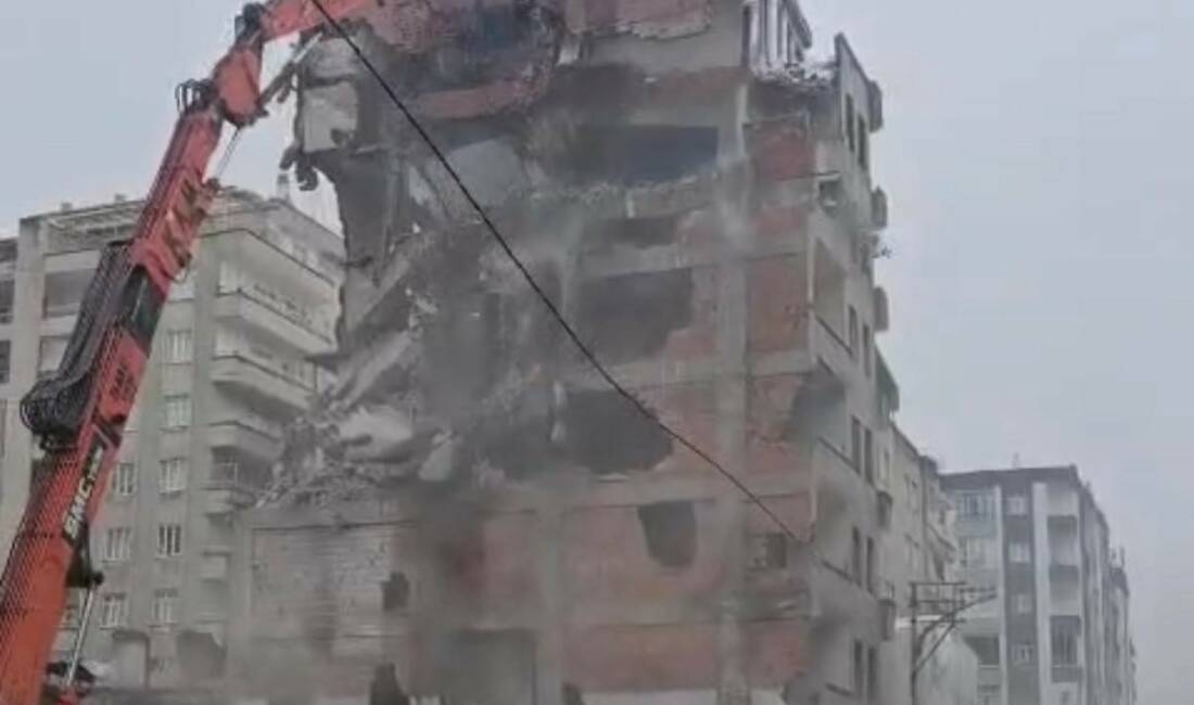 Diyarbakır’ın merkez Bağlar ilçesinde ağır hasarlı bina, yıkım esnasında 30