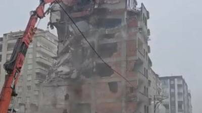 Diyarbakır’ın merkez Bağlar ilçesinde ağır hasarlı bina, yıkım esnasında 30