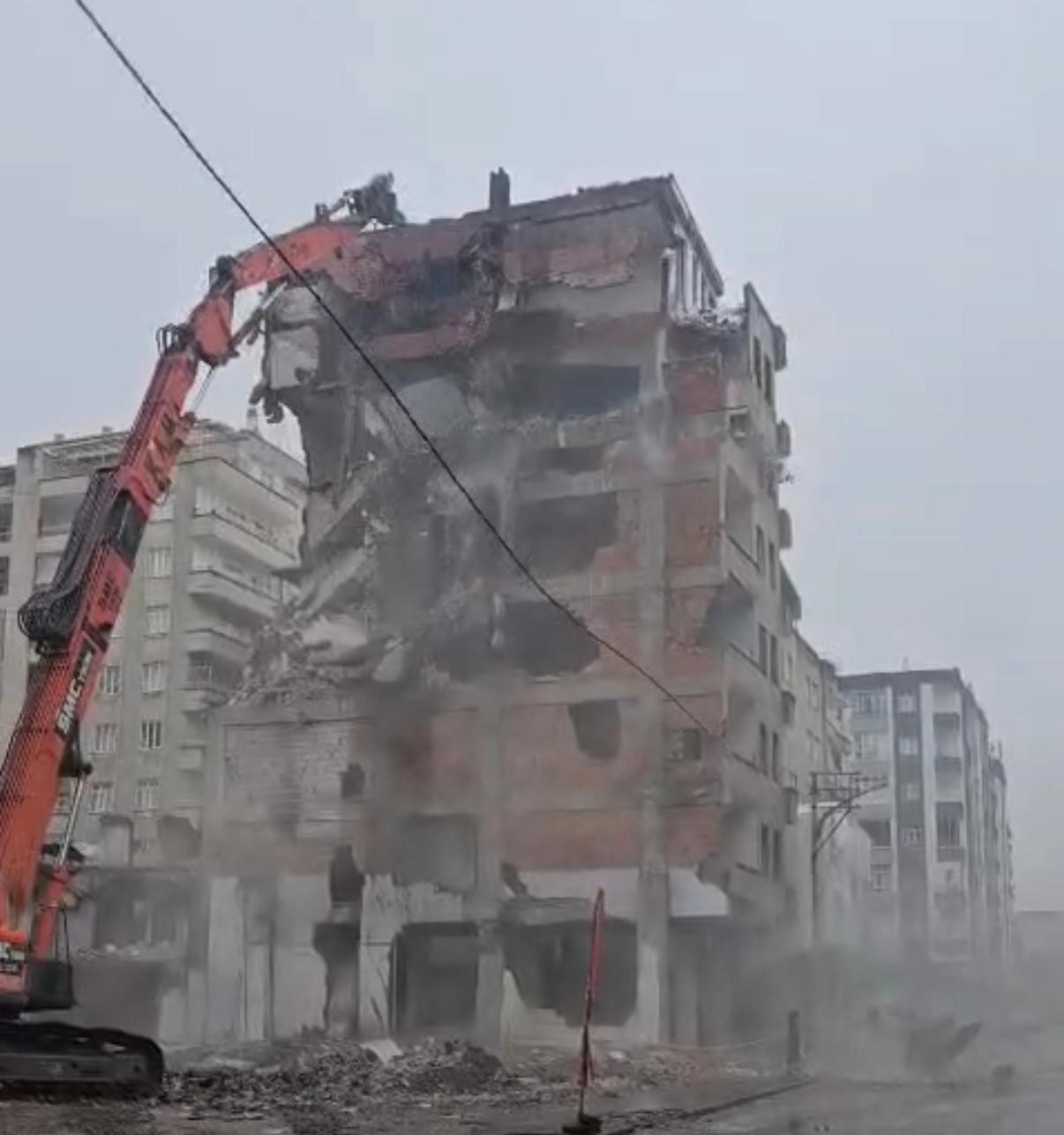 Diyarbakır’ın merkez Bağlar ilçesinde ağır hasarlı bina, yıkım esnasında 30