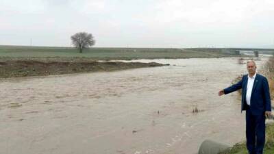 Gaziantep’in Araban ilçesinde sağanak etkili oldu. Yağmur suları dereleri taşırdı,