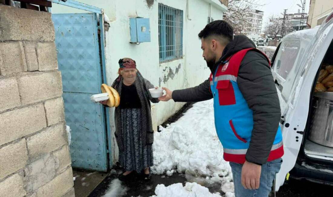 Gaziantep’in Araban ilçesinde etkili yoğun kar yağışına rağmen ihtiyaç sahibi