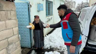 Gaziantep’in Araban ilçesinde etkili yoğun kar yağışına rağmen ihtiyaç sahibi