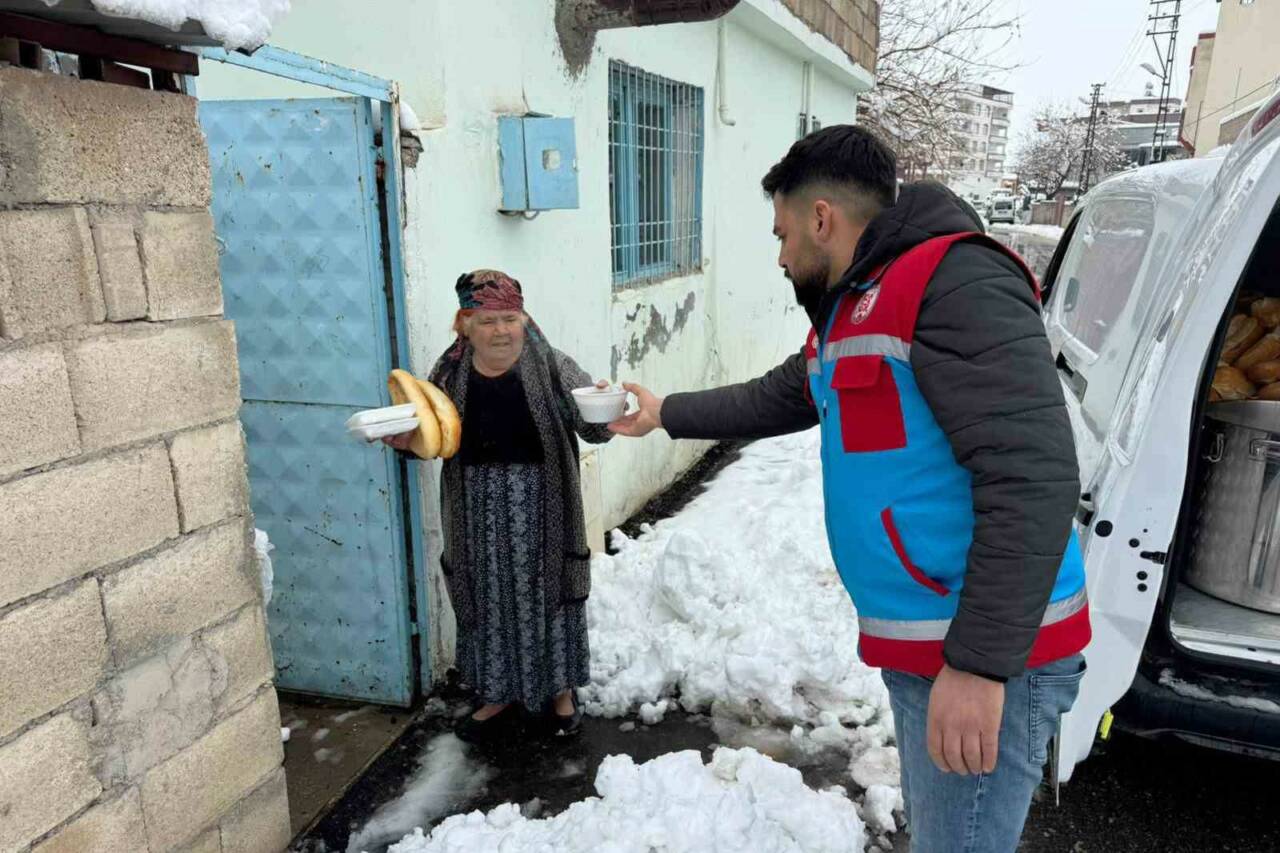 Gaziantep’in Araban ilçesinde etkili yoğun kar yağışına rağmen ihtiyaç sahibi