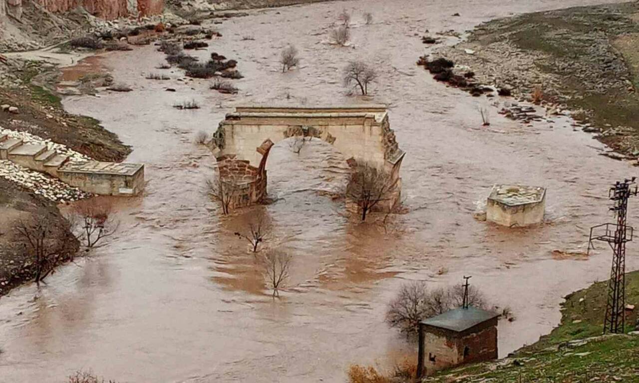 Gaziantep’in Araban ilçesinde yağan kar ve sağanak yağışlar nedeniyle Karasu