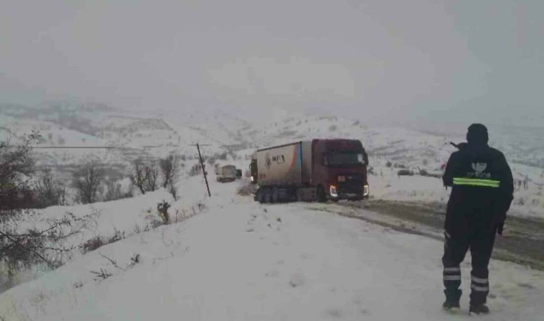 Adıyaman’ın Sincik ilçesinde yoğun kar yağışından dolayı bir çok araç