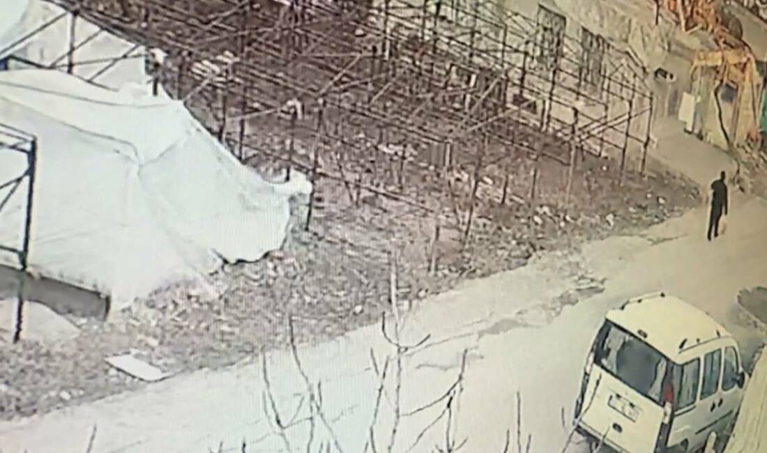 Adıyaman’da 2 kadın şüphelinin evin kapısı önündeki ayakkabıları çaldığı anlar