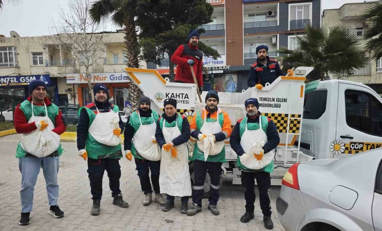 Kahta Belediyesi, ilçede beklenen kar yağışı nedeniyle tedbir aldı.