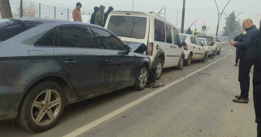 Batman’da 5 aracın karıştığı zincirleme kazada maddi hasar oluştu.