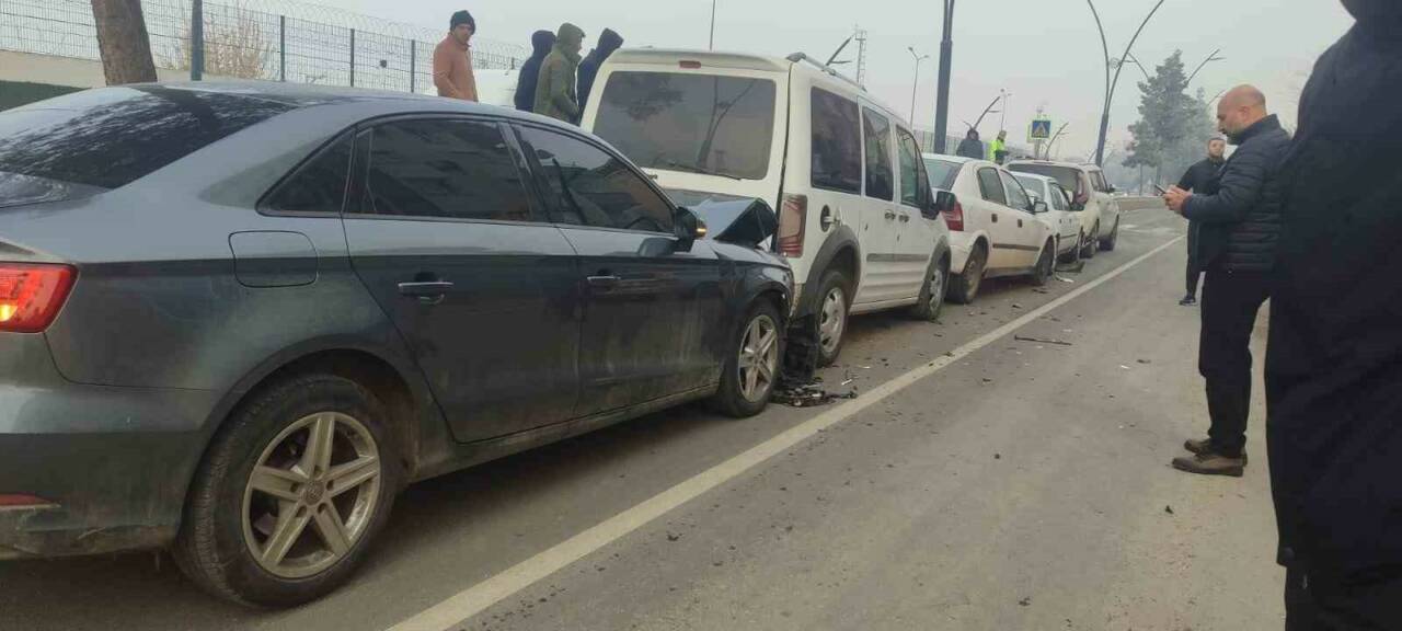Batman’da 5 aracın karıştığı zincirleme kazada maddi hasar oluştu.