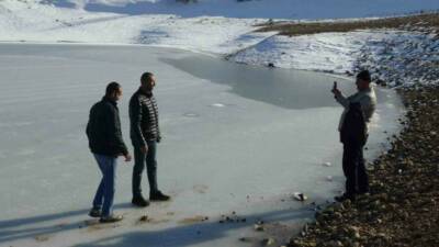 Batman’ın Gercüş ilçesindeki Kırkat Göleti’nin tamamen donmasıyla vatandaşlar fotoğraf çekti.