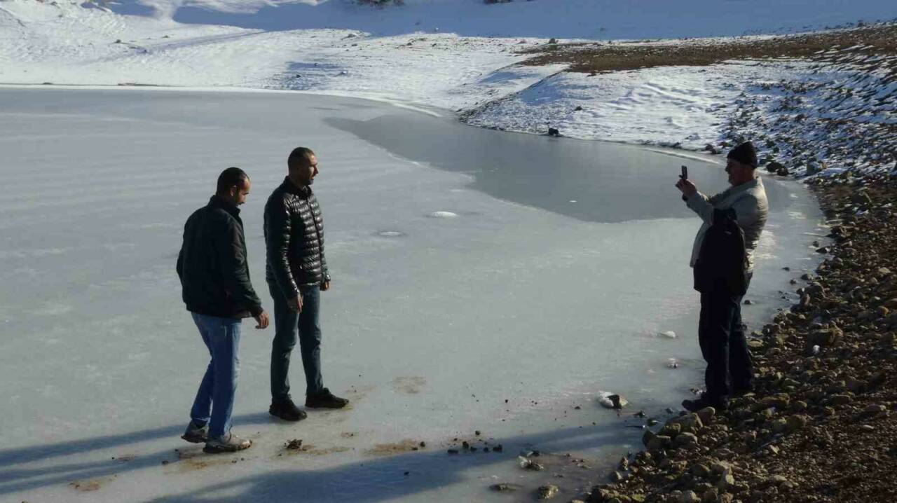 Batman’ın Gercüş ilçesindeki Kırkat Göleti’nin tamamen donmasıyla vatandaşlar fotoğraf çekti.