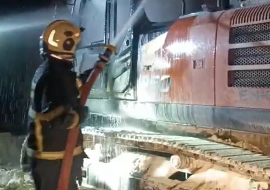 Batman’da bir iş makinesi henüz bilinmeyen bir nedenle alev aldı.