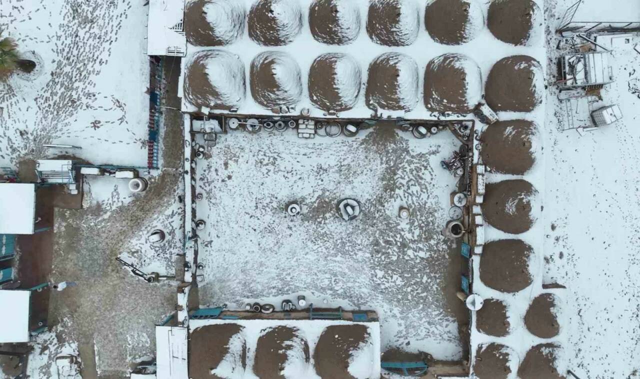 Şanlıurfa’nın tarihi ve turistik ilçesi Harran’da havadan görüntülenen kar görüntüleri