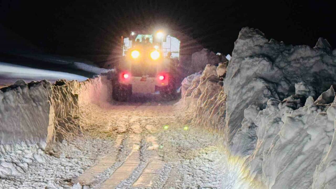 Şırnak’ta karla mücadele ekipleri günlerdir kapalı köy yollarını açıyor. 2