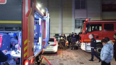 Şanlıurfa’da 10 katlı binanın giriş katında çıkan yangın ekipleri alarma