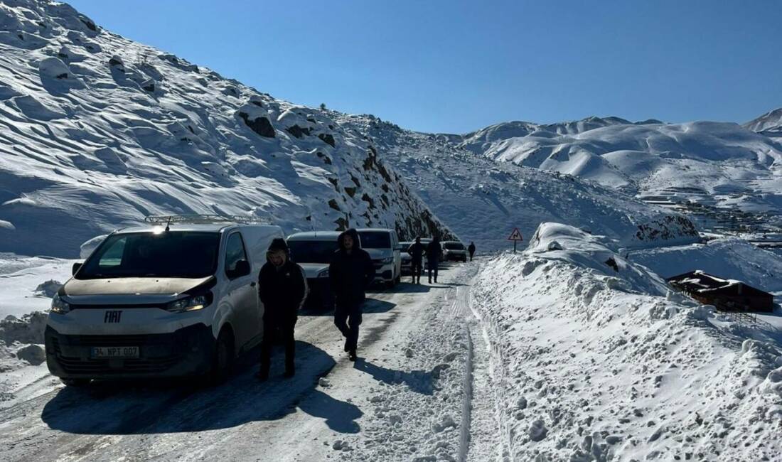 Adıyaman’da, kar nedeniyle birçok araç yolda mahsur kaldı.