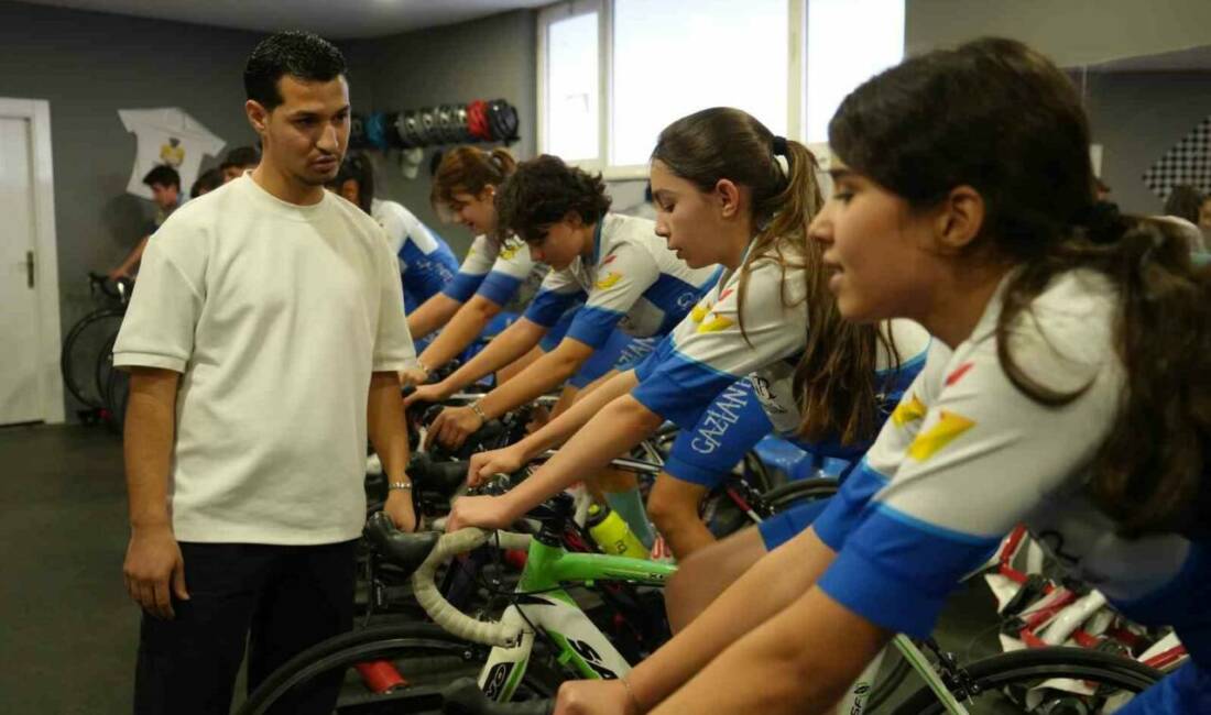 Bisiklet tamircisi olarak çalıştığı dükkanda profesyonel sporculardan etkilenerek bisiklet sporuna