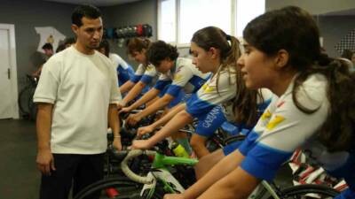 Bisiklet tamircisi olarak çalıştığı dükkanda profesyonel sporculardan etkilenerek bisiklet sporuna