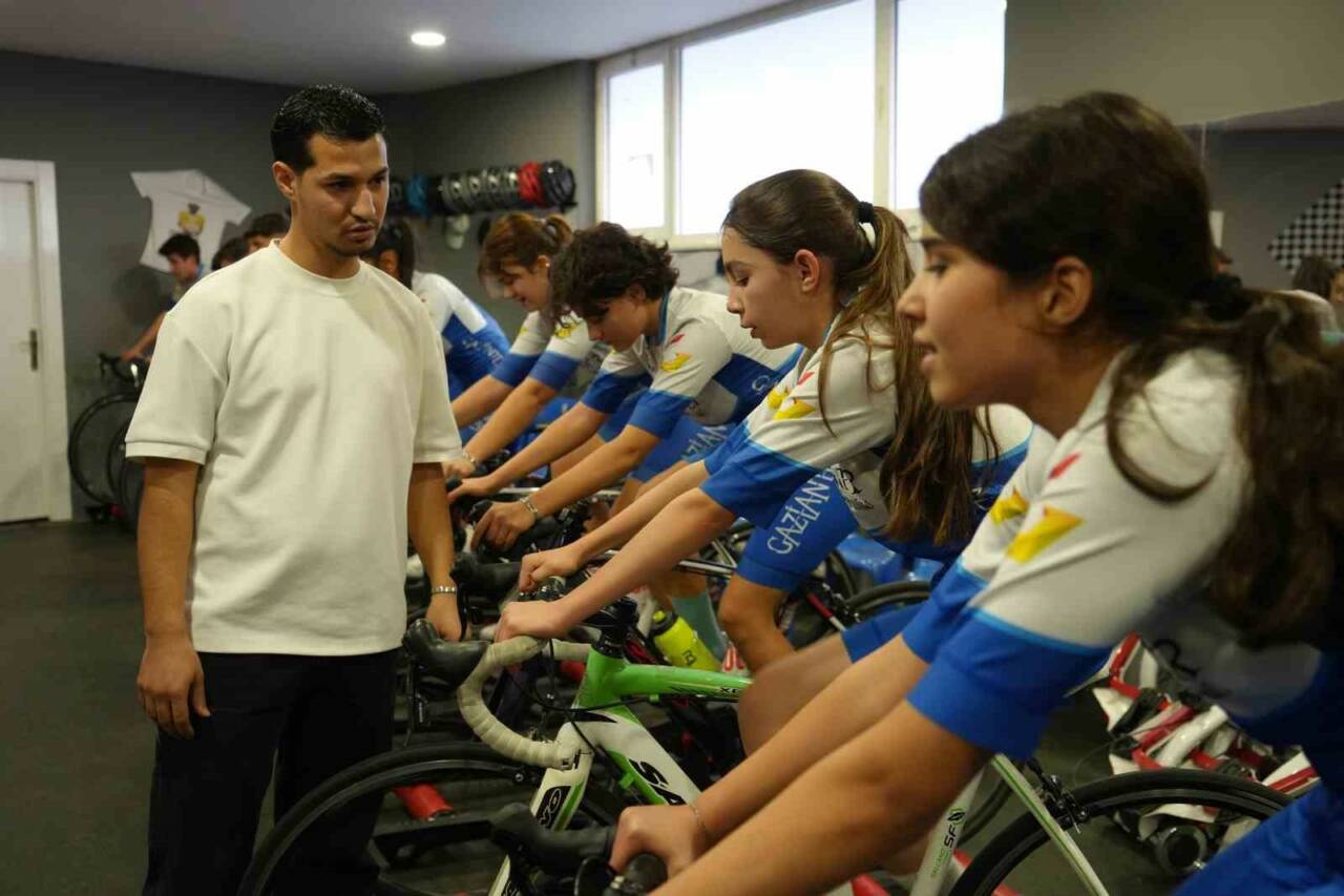 Bisiklet tamircisi olarak çalıştığı dükkanda profesyonel sporculardan etkilenerek bisiklet sporuna