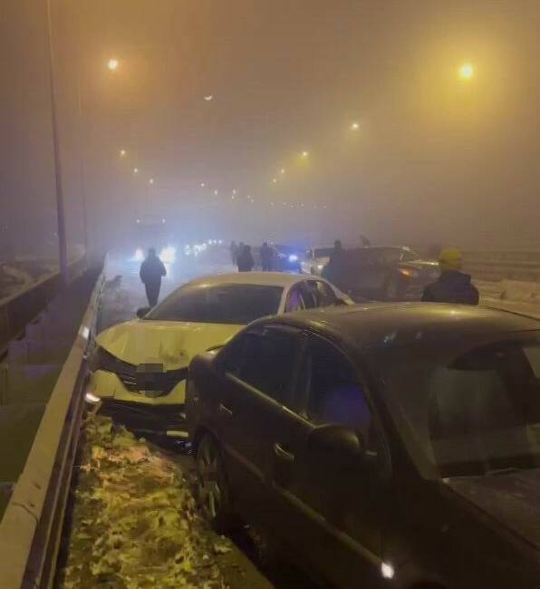 Diyarbakır’da buzlanma nedeniyle kayganlaşan yolda 7 aracın karıştığı zincirleme trafik