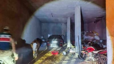 Şanlıurfa’nın Akçakale ilçesinde evinin ahırında çalıntı otomobil saklayan kişi jandarma