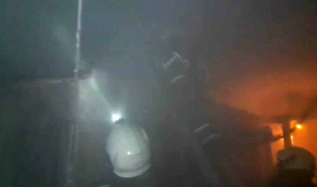 Diyarbakır’ın merkez Yenişehir ilçesinde bir apartmanın çatı katındaki odunlukta çıkan