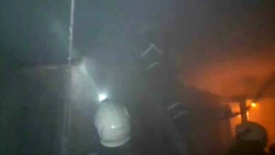 Diyarbakır’ın merkez Yenişehir ilçesinde bir apartmanın çatı katındaki odunlukta çıkan