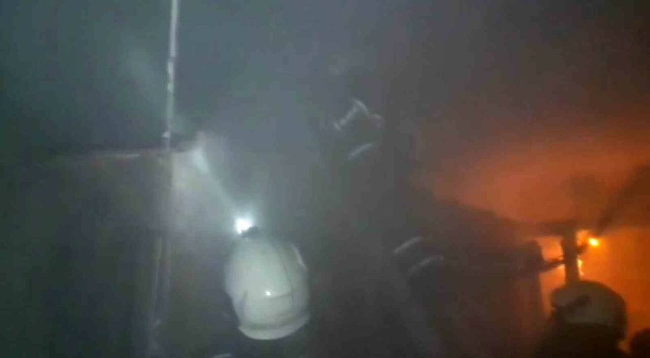 Diyarbakır’ın merkez Yenişehir ilçesinde bir apartmanın çatı katındaki odunlukta çıkan