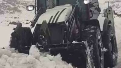 Diyarbakır’ın Çermik ilçesinde kardan dolaylı kapanan mahalle yolları ulaşıma açıldı.