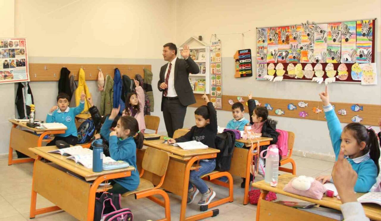 Şırnak’ın Cizre İlçe Milli Eğitim Müdürü okullarda incelemelerde bulunup öğrencilerle