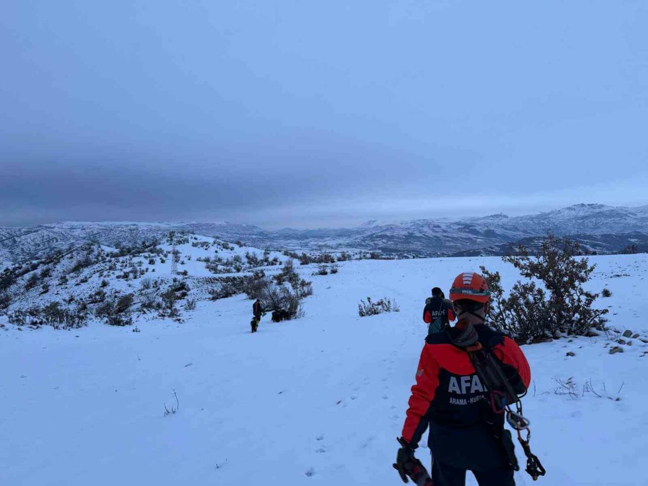 Siirt Baykan ilçesinde 9 keçisiyle 3 gündür mahsur kalan çoban