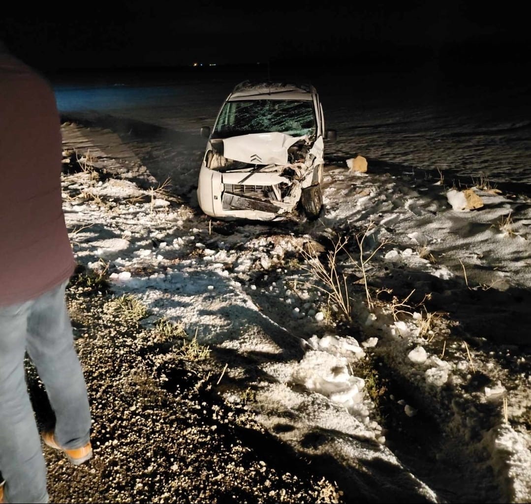 Diyarbakır’ın Çınar ilçesinde 3 aracın karıştığı zincirleme kazada 2 kişi