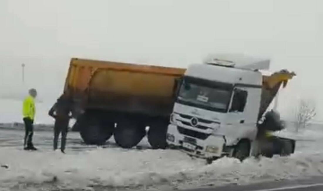 Diyarbakır’ın Bismil ilçesinde aynı güzergahta 5 araç kazaya karıştı.