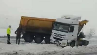 Diyarbakır’ın Bismil ilçesinde aynı güzergahta 5 araç kazaya karıştı.