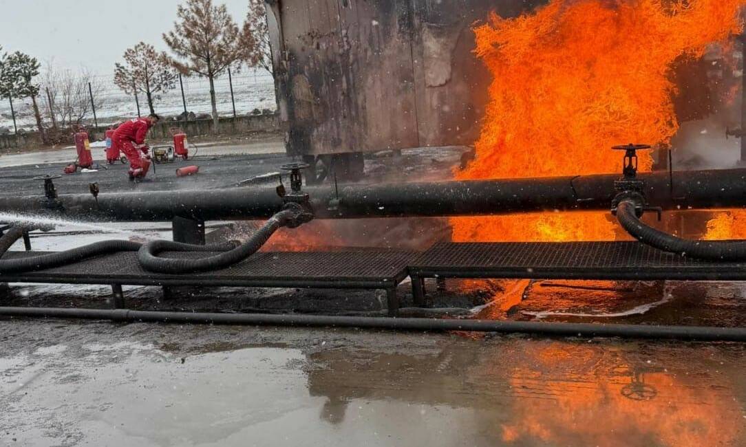 Diyarbakır’ın Eğil ilçesinde ham petrol havuzunda çıkan yangın itfaiye ekiplerince