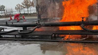 Diyarbakır’ın Eğil ilçesinde ham petrol havuzunda çıkan yangın itfaiye ekiplerince