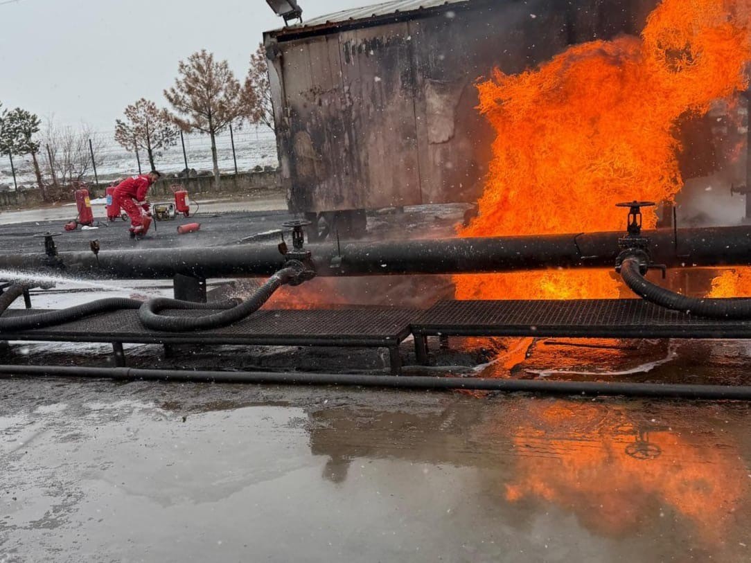 Diyarbakır’ın Eğil ilçesinde ham petrol havuzunda çıkan yangın itfaiye ekiplerince