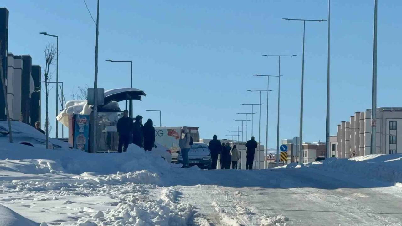 Diyarbakır’da etkili olan yoğun kar nedeniyle hayat durma noktasına geldi.