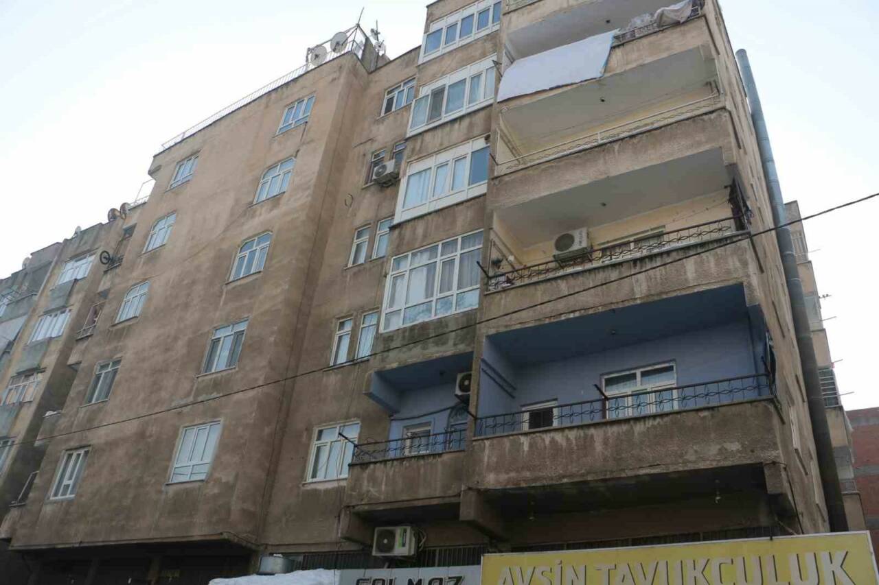 Diyarbakır’ın merkez Bağlar ilçesinde bir binanın kolonunda çatlak meydana gelmesi