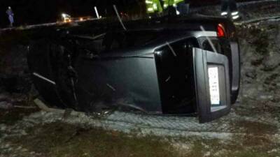 Diyarbakır’ın Ergani ilçesinde sürücüsünün direksiyon hakimiyetini kaybettiği otomobil takla attı.