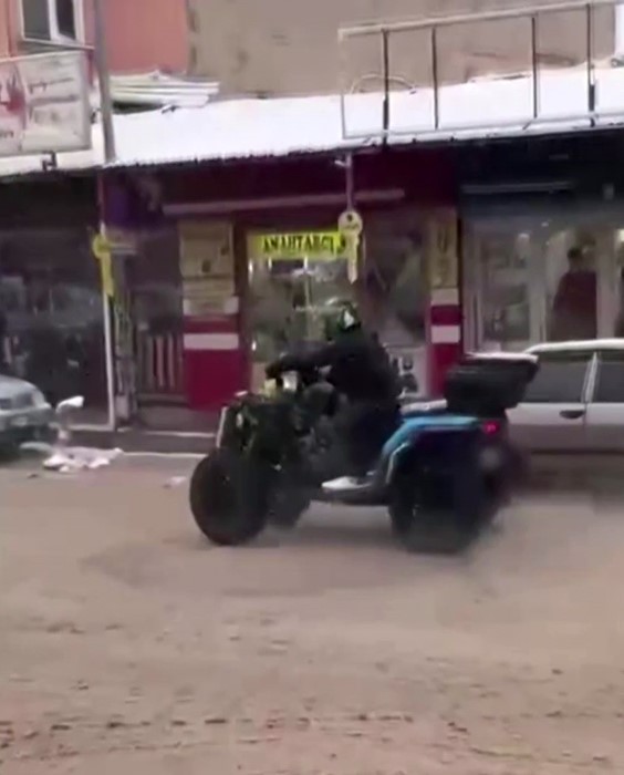 Gaziantep’te trafiğe açık yolda drift atarak tehlike saçan 2 araç