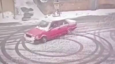 Gaziantep’in Şahinbey ilçesinde yaya ve araç trafiğine açık olan yolda