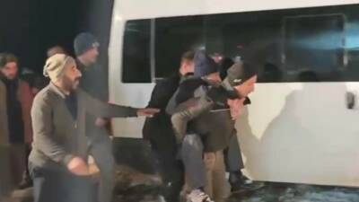 Siirt’in Şirvan ilçesinde 90 yaşındaki hasta, ekiplerin yol açma çalışmasının