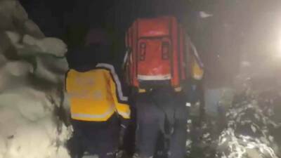 Adıyaman’ın Çelikhan ilçesinde hasta olan yaşlı kadına ulaşmak için ekipler