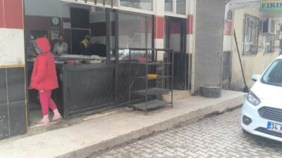 Şanlıurfa’nın Eyyübiye ilçesinde faaliyet gösteren bir ekmek fırınında tezgahın üzerinde