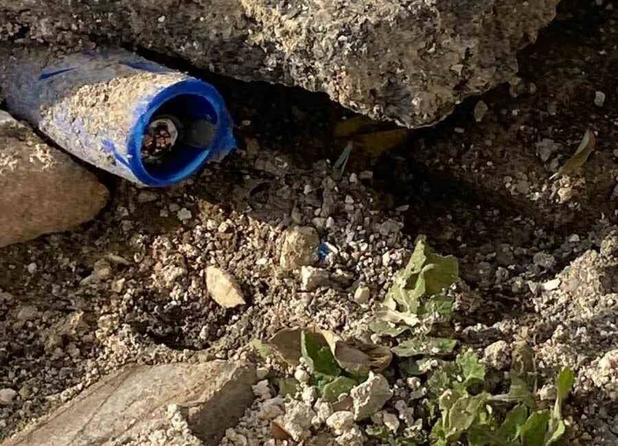 Adıyaman’da bir evin elektrik kabloları kesilerek çalındı.