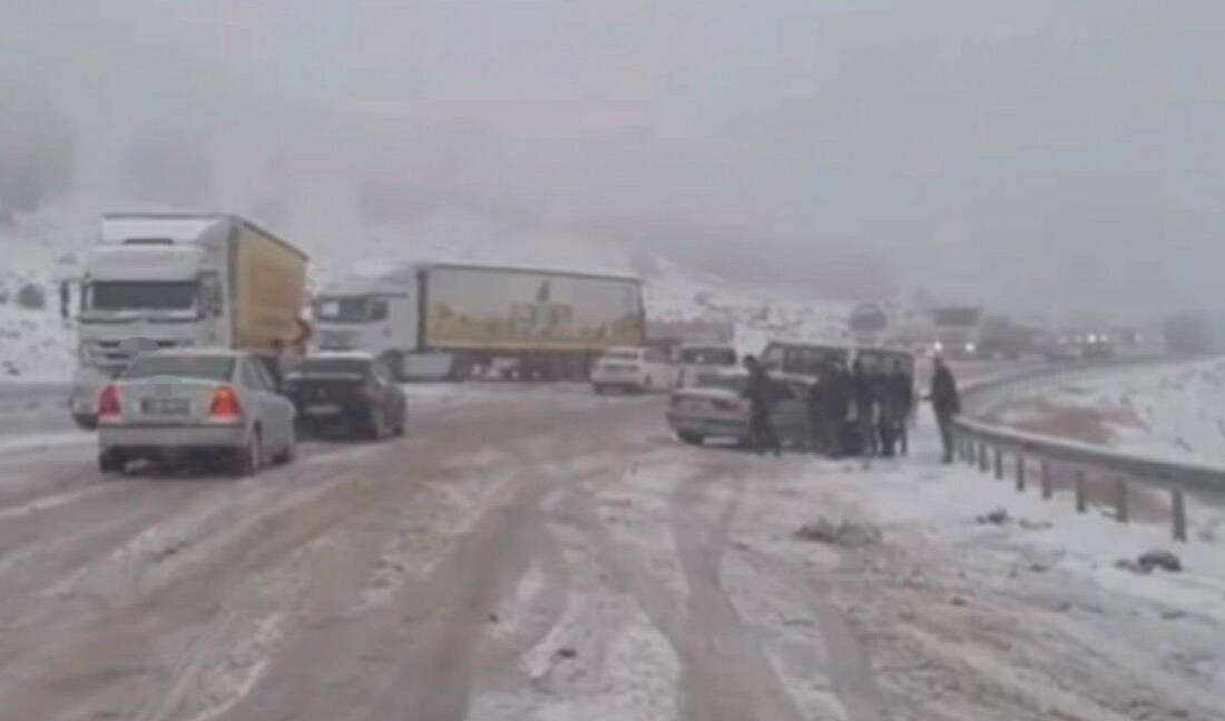 Gaziantep-Araban kara yolu Karadağ geçidinde etkili olan yoğun kar yağışı