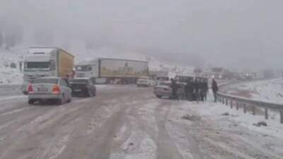 Gaziantep-Araban kara yolu Karadağ geçidinde etkili olan yoğun kar yağışı