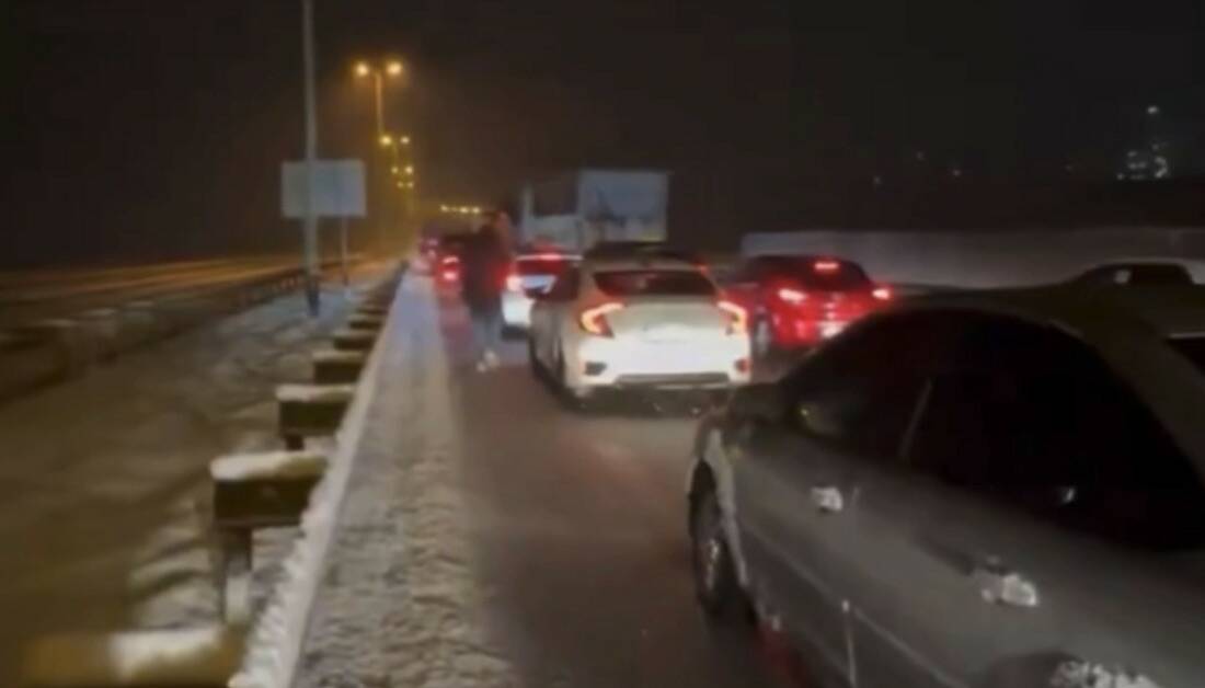 Gaziantep-Kahramanmaraş karayolunda etkili olan yoğun kar yağışı nedeniyle kilometrelerce araç