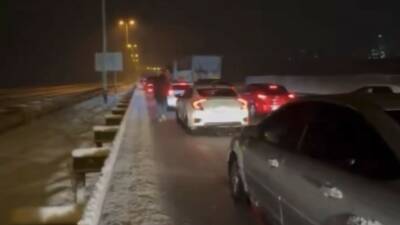 Gaziantep-Kahramanmaraş karayolunda etkili olan yoğun kar yağışı nedeniyle kilometrelerce araç